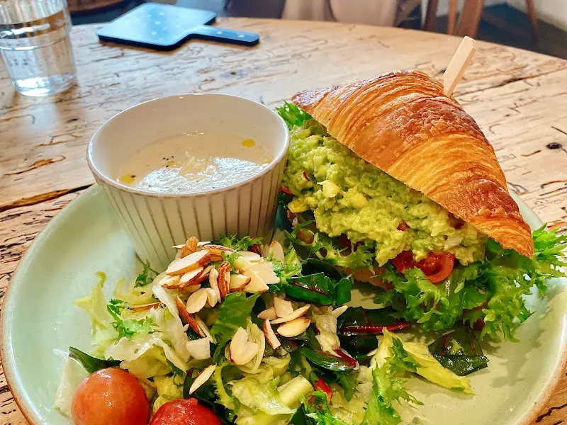 아보카도 크로와상 샌드위치와 스프