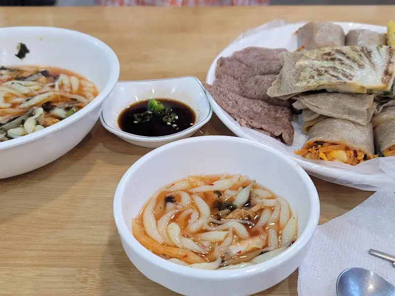 올챙이 국수와 모듬전 한 상 차림