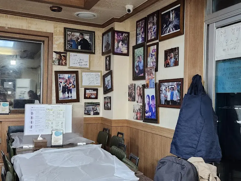 식당 내부 벽면에 가득한 유명인들의 방문 흔적