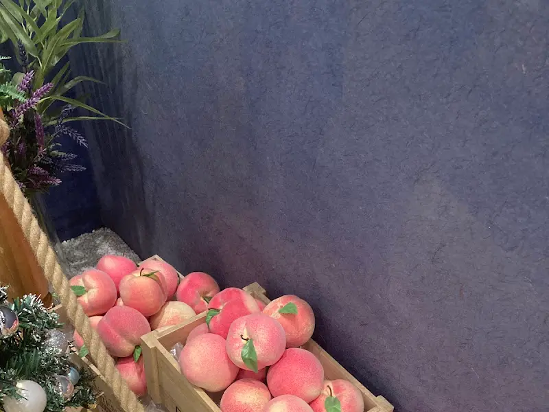 가게 입구에 쌓여있는 복숭아 상자