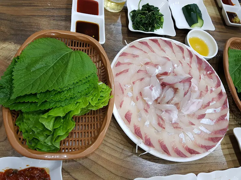 신선한 벵에돔 회와 쌈 채소