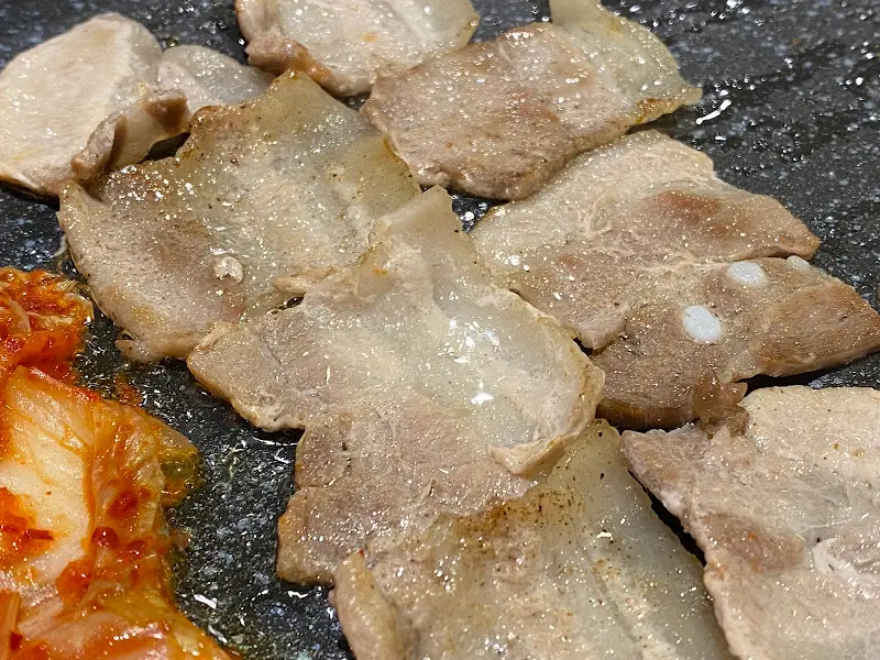 잘 구워진 냉삼겹살