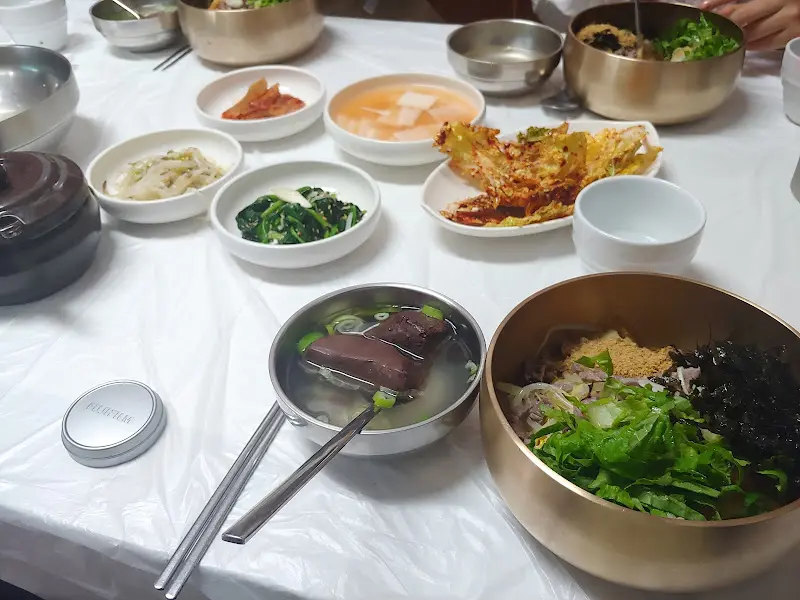 다양한 밑반찬과 비빔밥의 조화