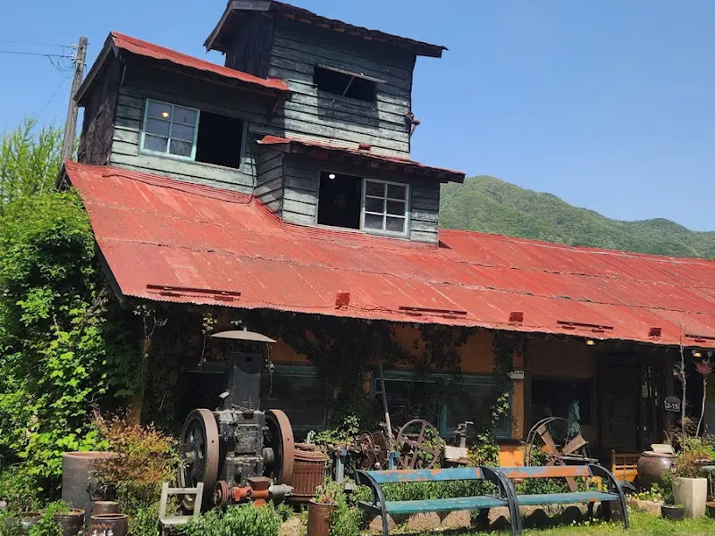 예술 작품들이 전시되어 있는 내부