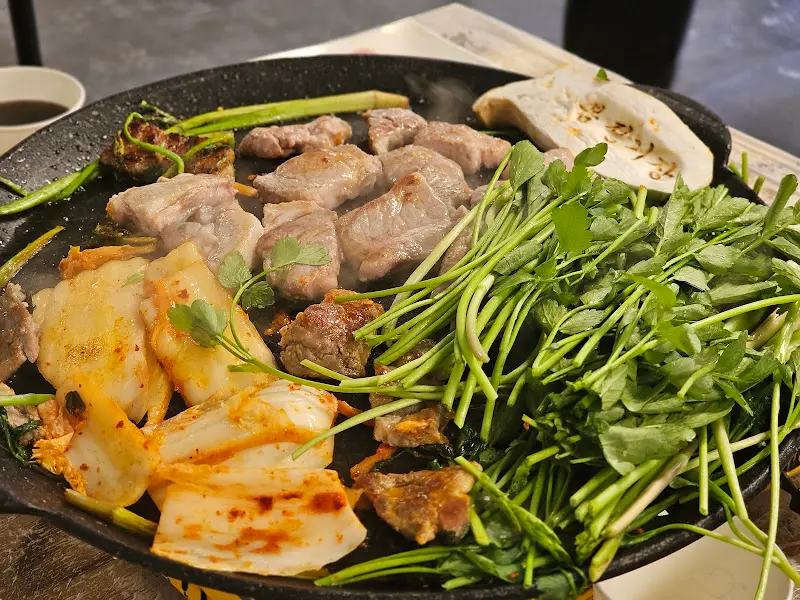 한 상 가득 차려진 밑반찬