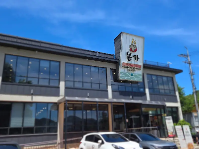 만두와 칼국수 면이 담긴 접시