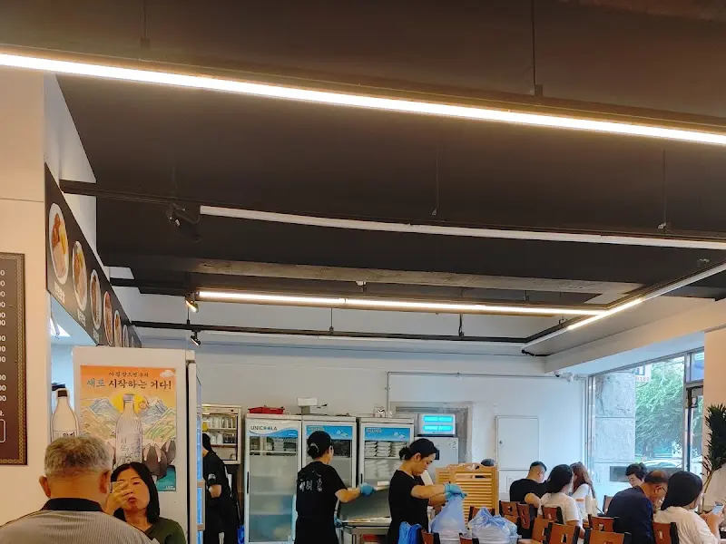 내부 벽면에 붙어 있는 메뉴 안내