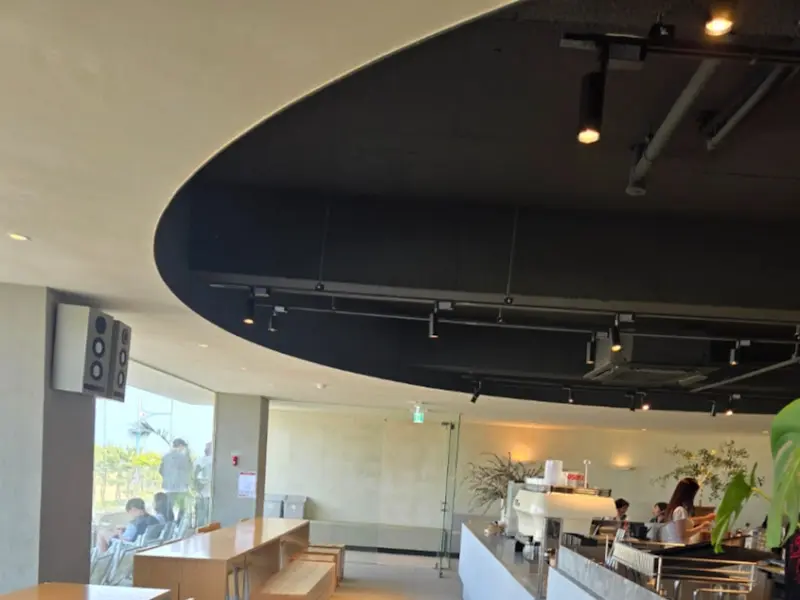 테이블 위에 놓인 빵