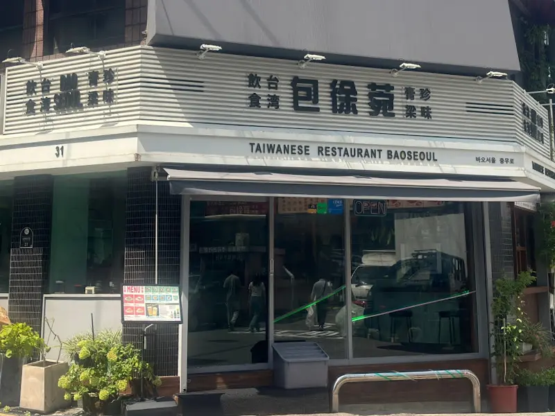 다양한 메뉴가 놓여있는 테이블