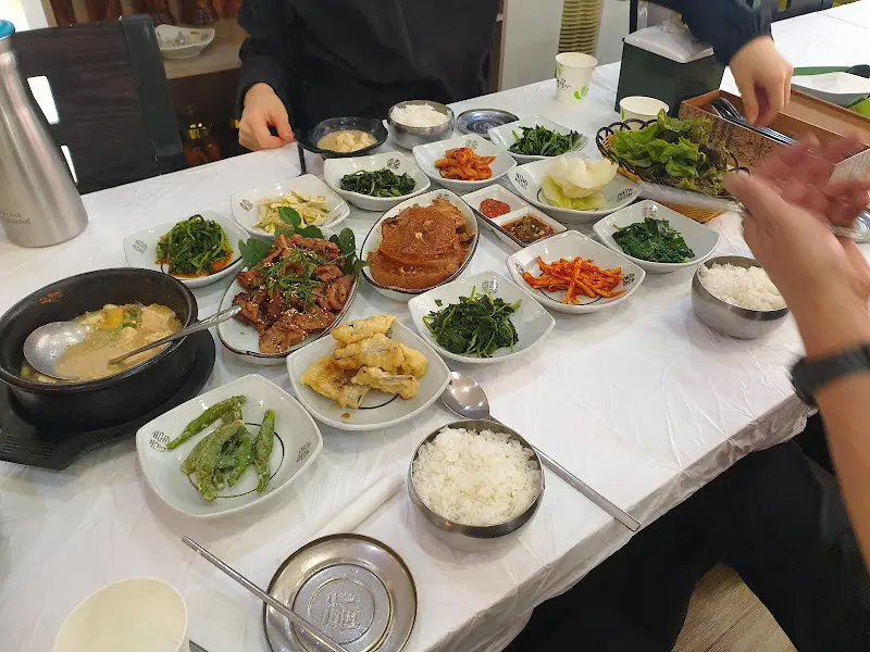 쌈밥과 다양한 반찬들