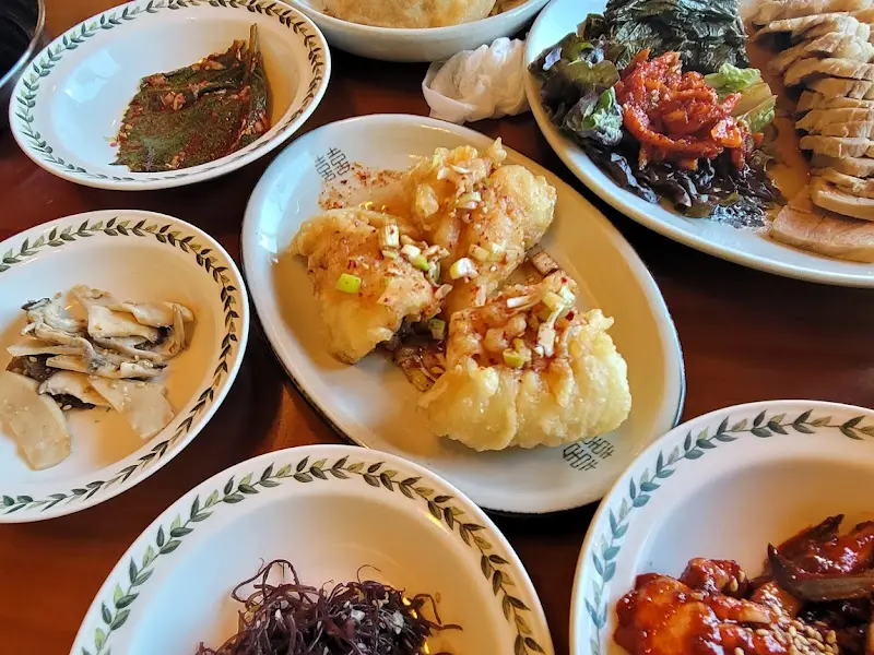 다양한 반찬들이 담긴 상차림