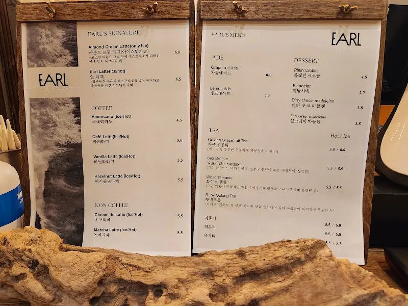 테이블 위에 놓인 빵