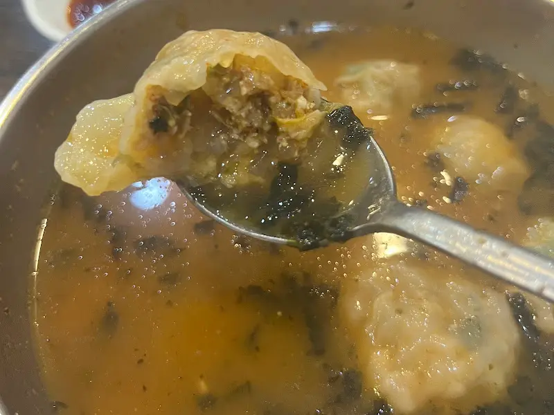 깔끔하게 차려진 테이블 세팅