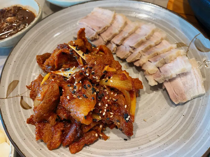 제육볶음과 수육의 조화