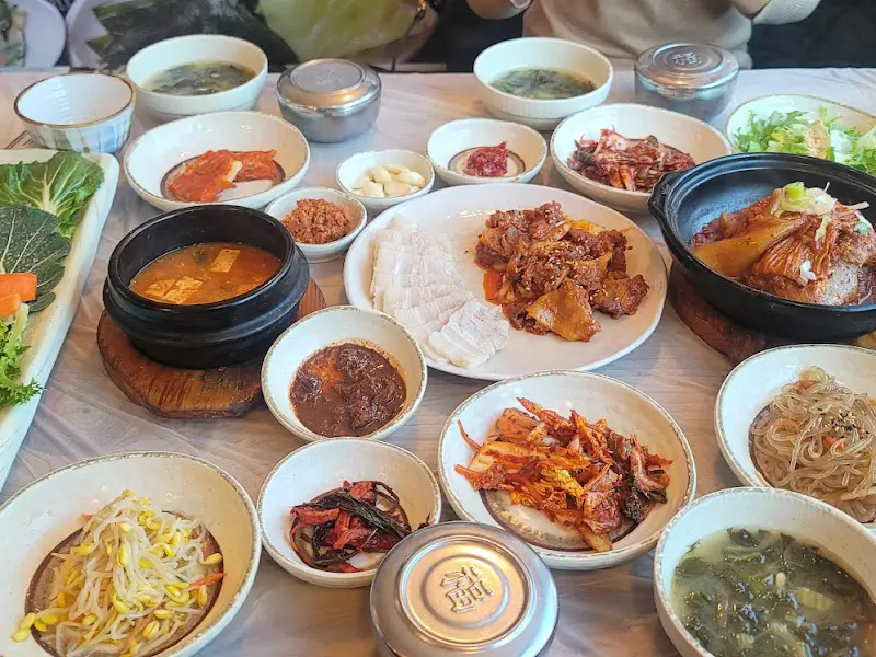 다채로운 반찬들