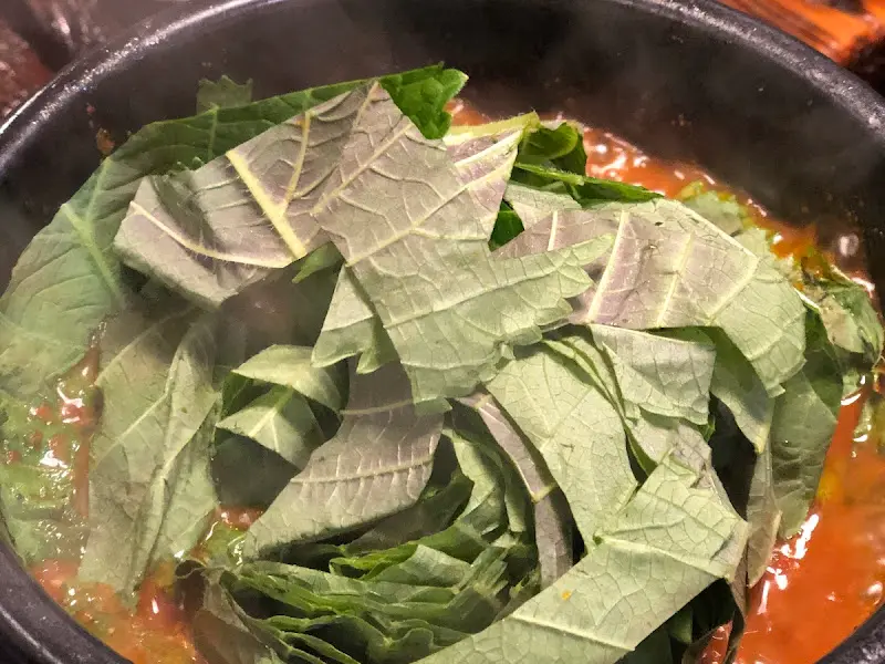 깻잎이 듬뿍 들어간 양대창 뚝배기