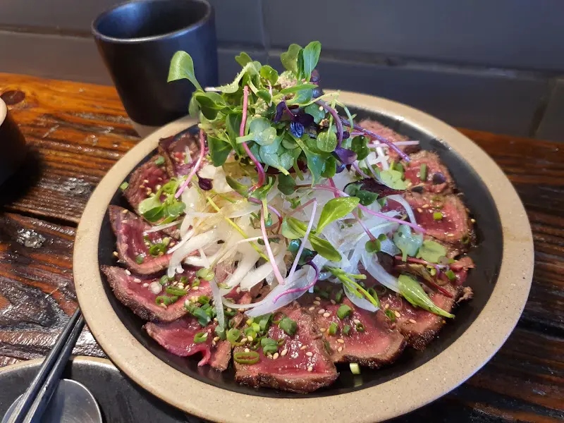 싱그러운 채소가 곁들여진 한우 타다키