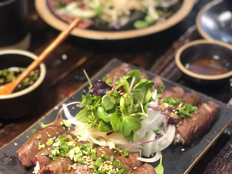 정갈한 플레이팅이 돋보이는 한우 요리