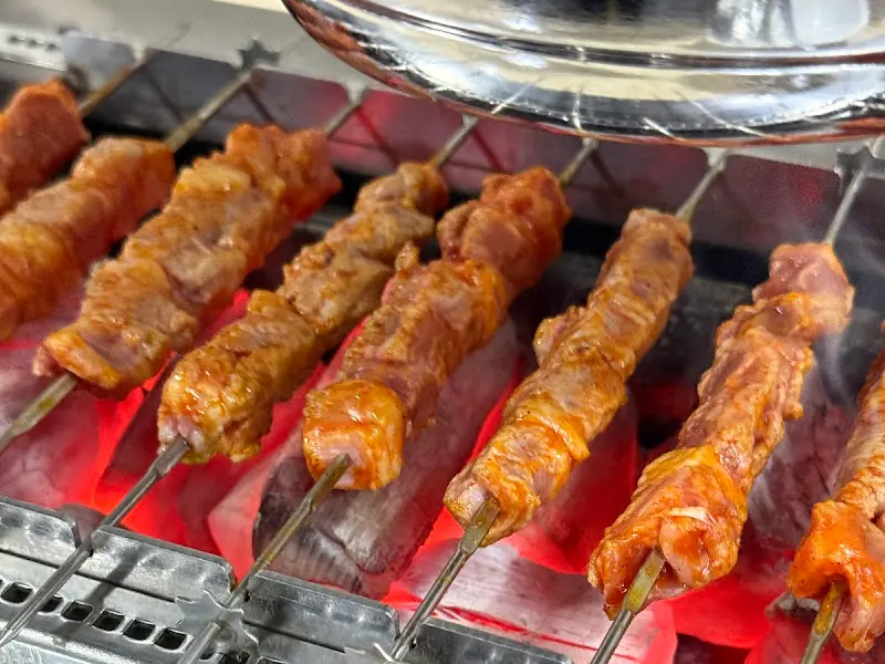 노릇노릇하게 구워진 양꼬치