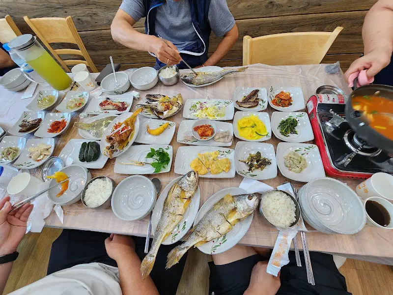 한 상 가득 차려진 굴비 정식