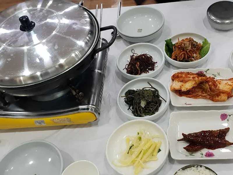 끓기 전 동태탕과 밑반찬