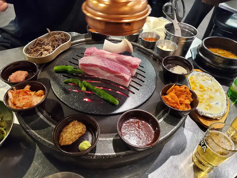 삼겹살을 구워 먹는 모습