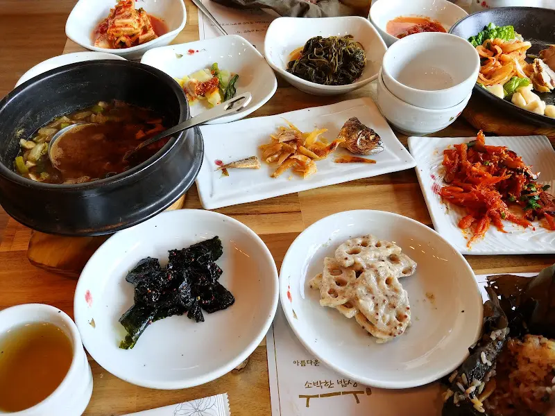 다양한 반찬들이 놓인 테이블