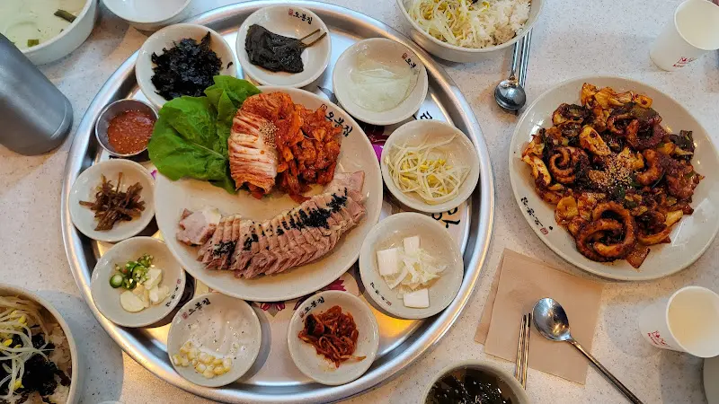 다양한 반찬과 함께 차려진 식사