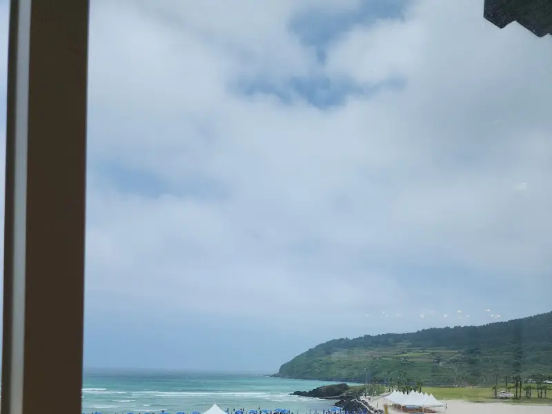 레스토랑에서 바라본 함덕 해변