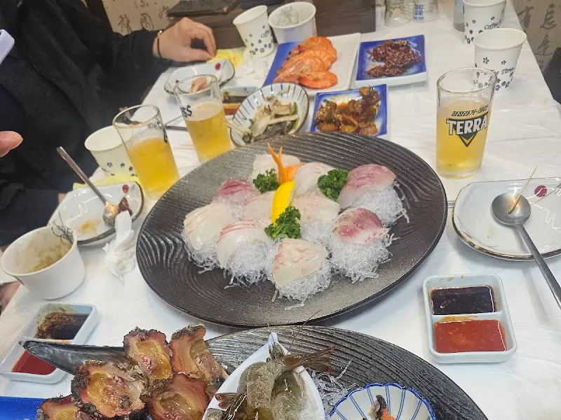 싱싱한 회가 올라간 밥