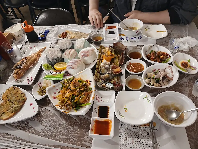 테이블 가득 차려진 해산물 한 상