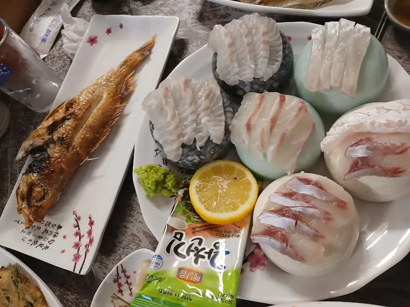 싱싱한 회와 구운 생선