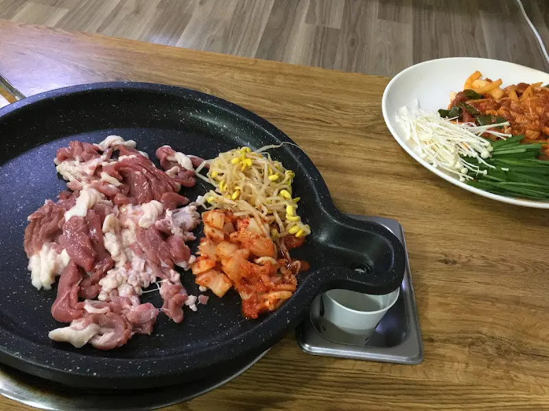 신선한 오리고기와 김치, 콩나물의 조화