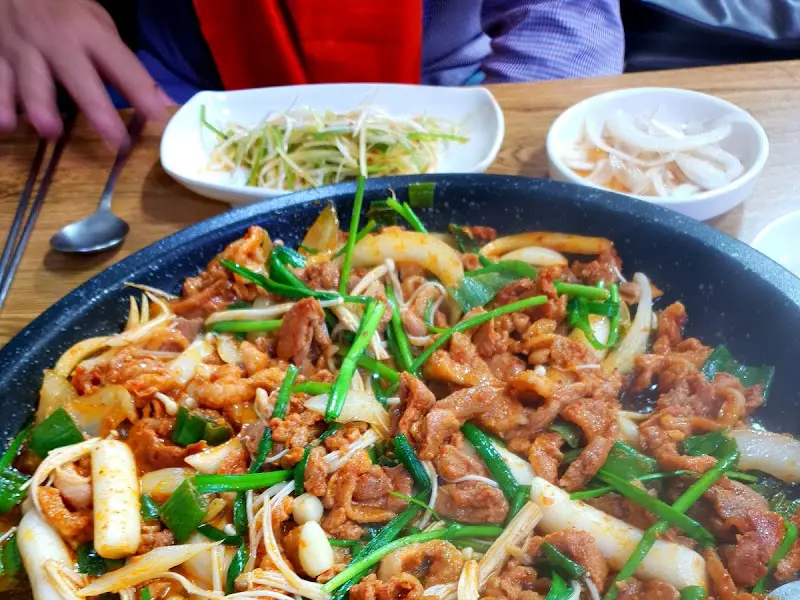 푸짐하게 차려진 오리 한 상