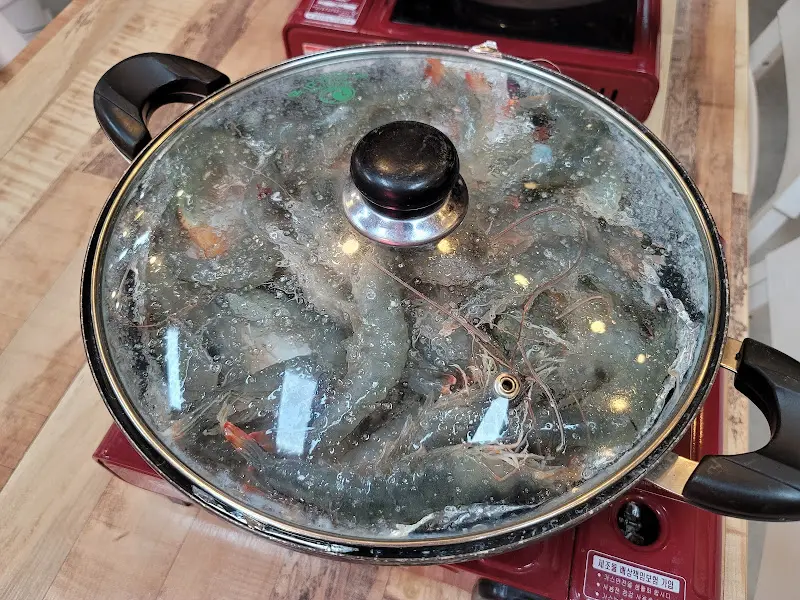 찜통 안에서 익어가는 활새우