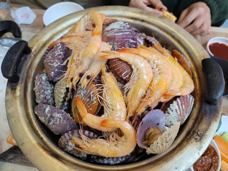새우와 다양한 해산물이 가득한 찜 요리