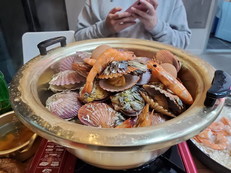 푸짐한 해산물 찜 요리