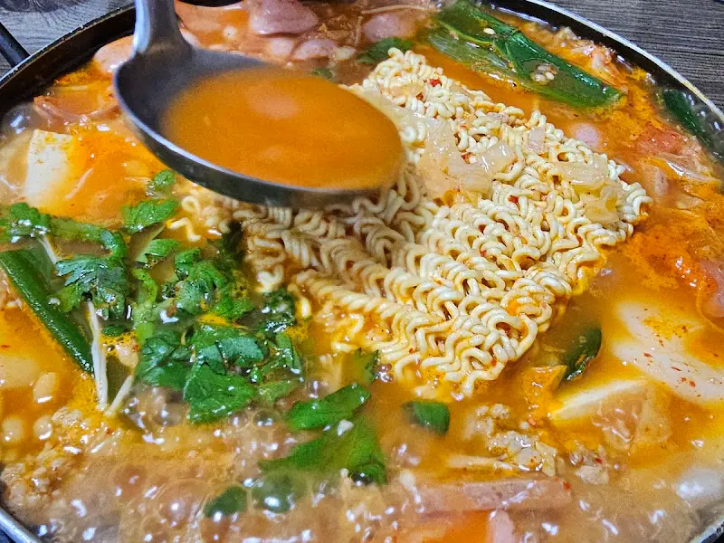 부대찌개에 라면 사리 추가