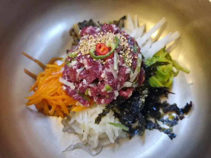 육회비빔밥 근접샷