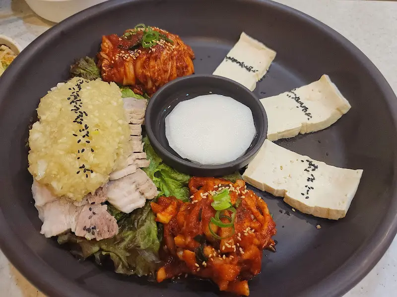 접시 가득 담긴 마늘 보쌈