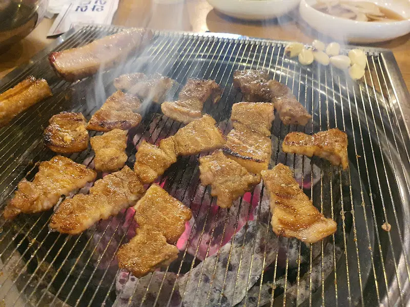 노릇노릇하게 구워진 돼지갈비