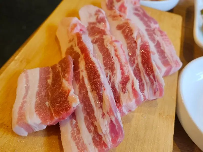 신선한 삼겹살의 마블링