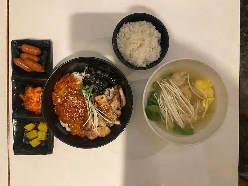 김치 삼겹 덮밥과 통새우 완탕 한상차림