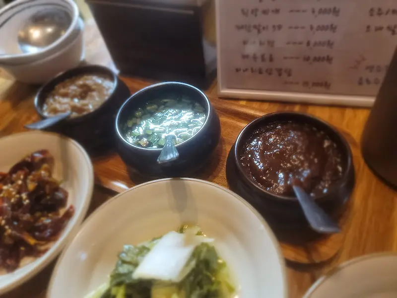 다양한 장과 반찬들