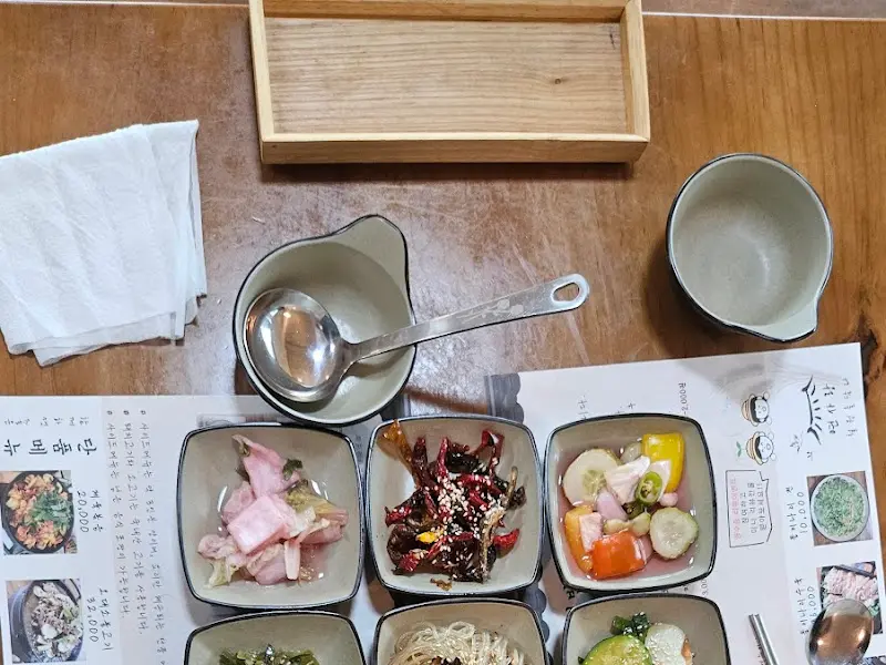 정갈하게 담긴 반찬들
