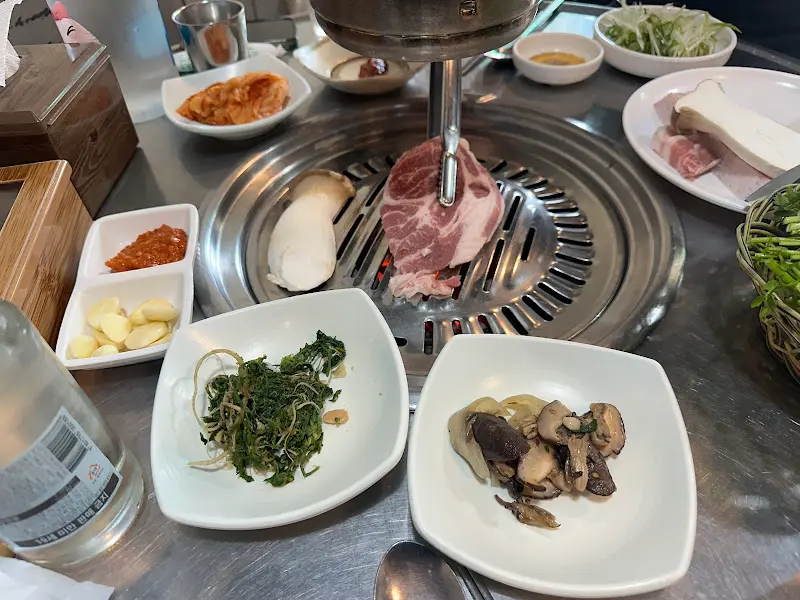 다채로운 밑반찬과 흑돼지 구이 한 상 차림