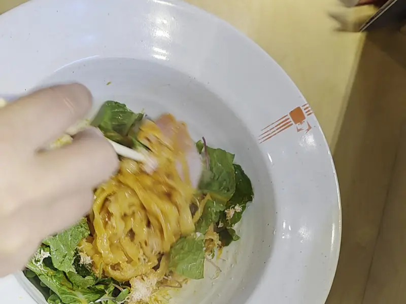비빔칼국수 비비는 모습