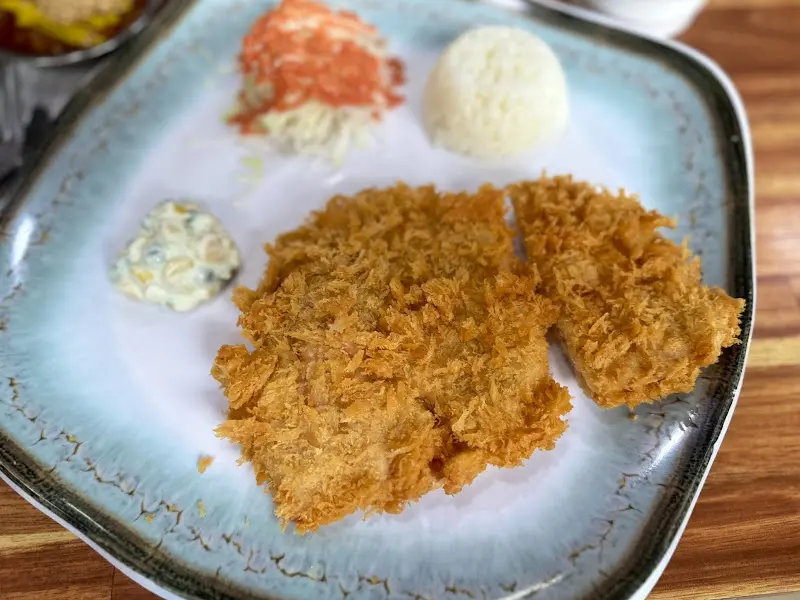 겉은 바삭하고 속은 촉촉한 돈까스