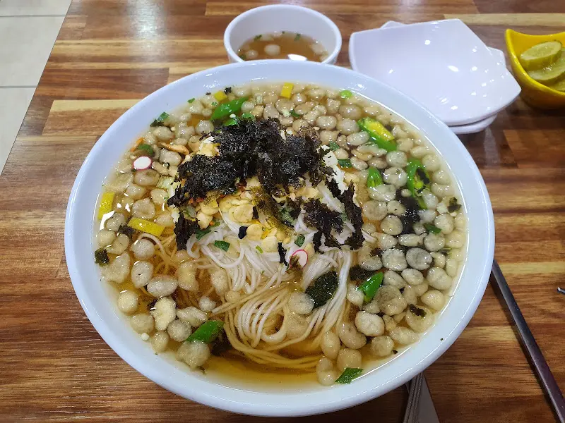 푸짐한 양과 맛을 자랑하는 잔치국수