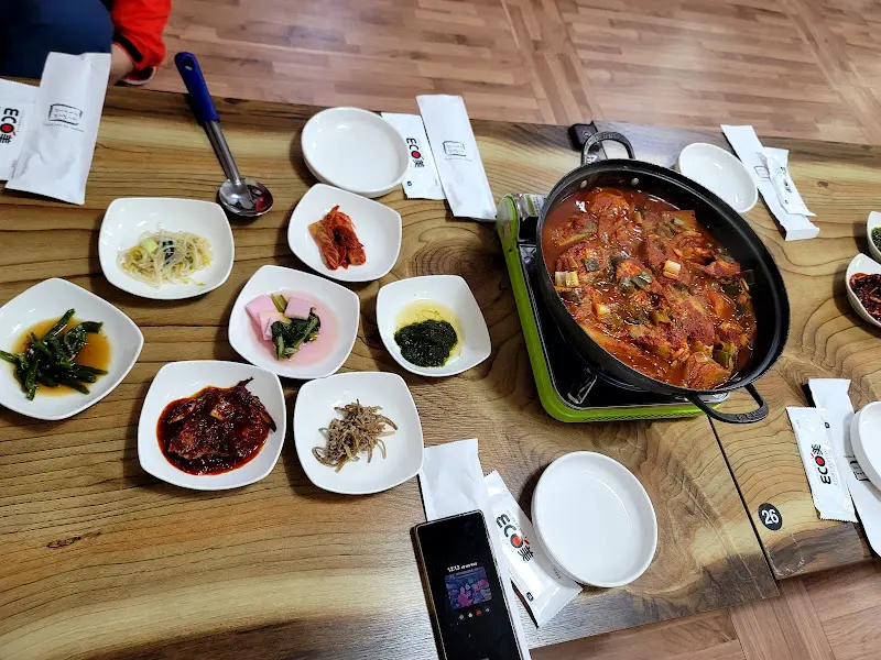 다양한 밑반찬과 메인메뉴인 동태찌개가 테이블 위에 놓여있는 모습